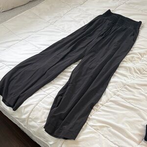 Vuori Black villa Wide Leg ultra lightweight Pants